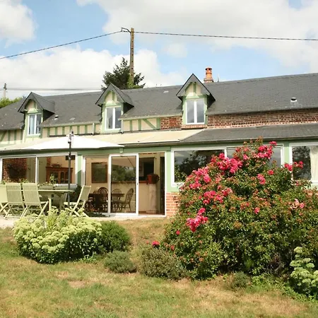 Dans La Campagne Verdoyante Pensionat Saint-André-dʼHébertot